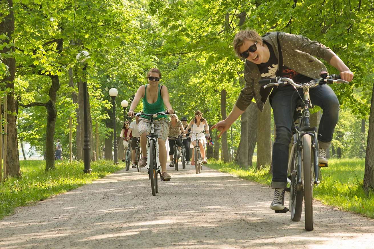 Riding through the park of Kadriorg / Beautiful Bike Tour in Tallinn Tour image