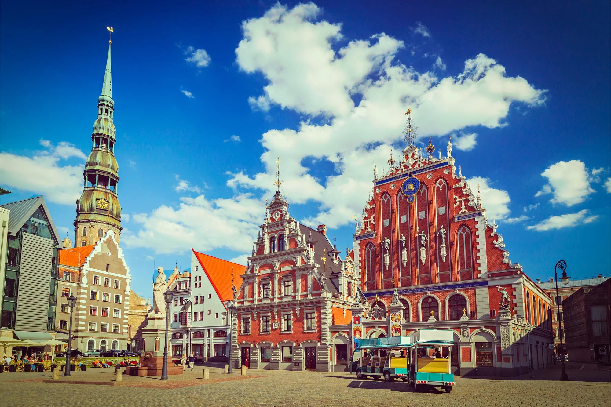 Picturesque view at the Riga town hall square Tour image